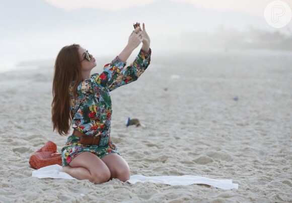 Marina Ruy Barbosa tira mais fotos em dia sozinha na praia