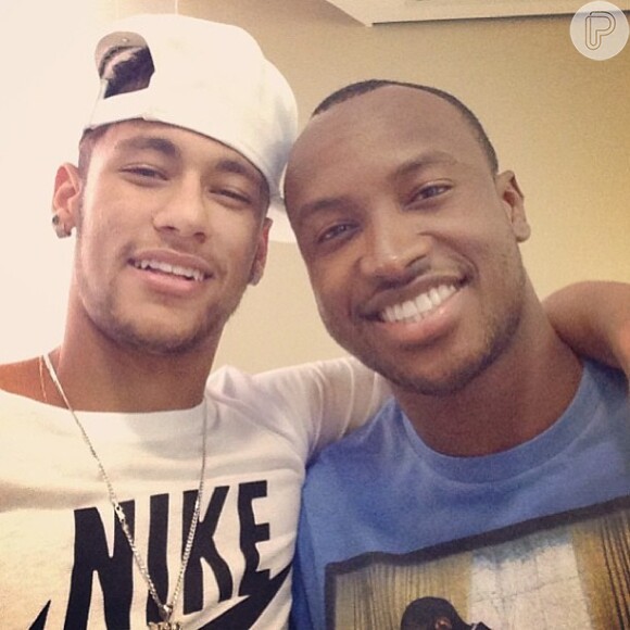 Thiaguinho postou foto ao lado de Neymar, que visitou o cantor no hospital