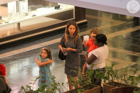Cláudia Abreu vai ao cinema e lancha com os filhos em shopping do Rio