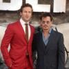 Johnny Depp posa ao lado do ator Armie Hammer na première do filme 'O Cavaleiro Solitário'