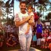 Glória Maria postou uma foto do ator Thiago Lacerda desfilando em evento na Bahia e encheu o ator de elogios, nesta segunda-feira, 22 de julho de 2013
