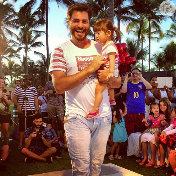 Glória Maria postou uma foto do ator Thiago Lacerda desfilando em evento na Bahia e encheu o ator de elogios, nesta segunda-feira, 22 de julho de 2013