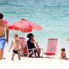 Thiago Lacerda e Vanessa Lóes gostam de levar os filhos à praia