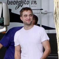 Robert Pattinson é flagrado feliz nos bastidores de filme, no Canadá