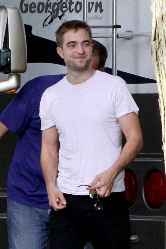 Robert Pattinson foi flagrado feliz nos bastidores do set de 'Maps To The Stars', no Canadá