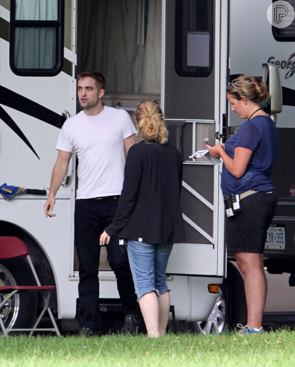 Robert Pattinson brincou com as pessoas da produção antes de entrar no trailer