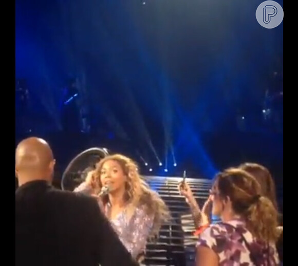 Beyoncé fica com cara de desespero ao prender o cabelo no ventilador