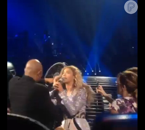 Beyoncé prende o cabelo no ventilador, em 22 de julho de 2013
