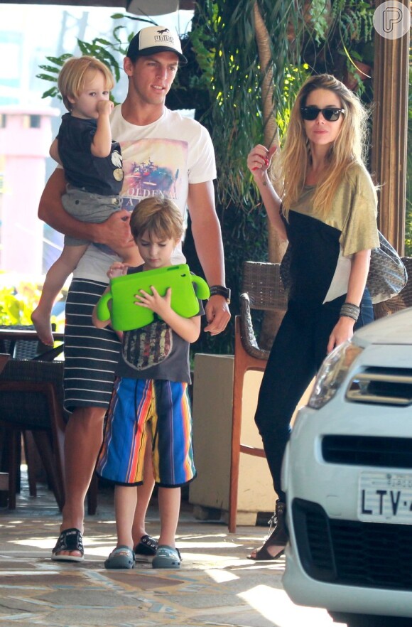 Danielle com os filhos Noah e Guy e seu namorado, o jogador de futebol Amaury Nunes