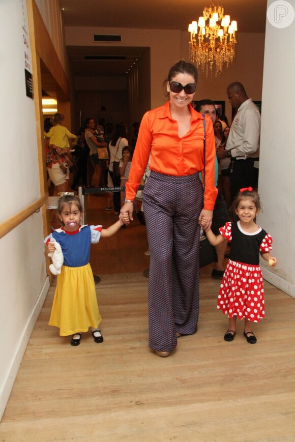 Giovanna Antonelli posa com as gêmeas Antônia e Sofia, de 2 anos