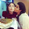 Maria Casadevall recebe bolo e beijo da amiga Fabiana Karla em bastidor de 'Amor à Vida'