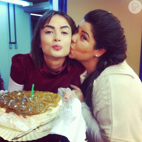 Maria Casadevall recebe bolo e beijo da amiga Fabiana Karla em bastidor de 'Amor à Vida'