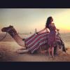 Katy Perry posa ao lado de camelo em Dubai, onde se apresentou no sábado (8), em foto divulgada pelo Twitter da cantora em 11 de dezembro de 2012