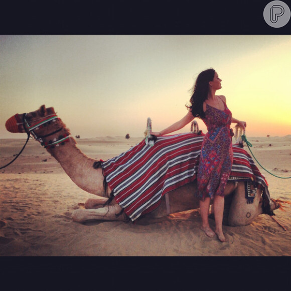 Katy Perry posa ao lado de camelo em Dubai, onde se apresentou no sábado (8), em foto divulgada pelo Twitter da cantora em 11 de dezembro de 2012