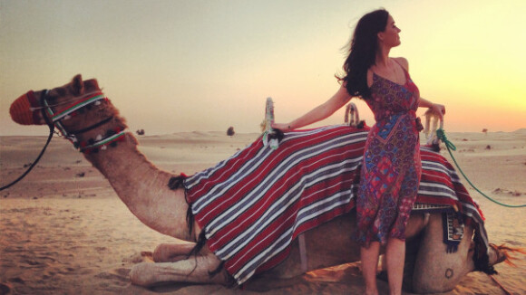 Katy Perry faz turismo em Dubai e posa ao lado de camelo