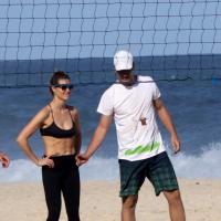 Fernanda Lima e Rodrigo Hilbert jogam vôlei na praia do Leblon, no Rio
