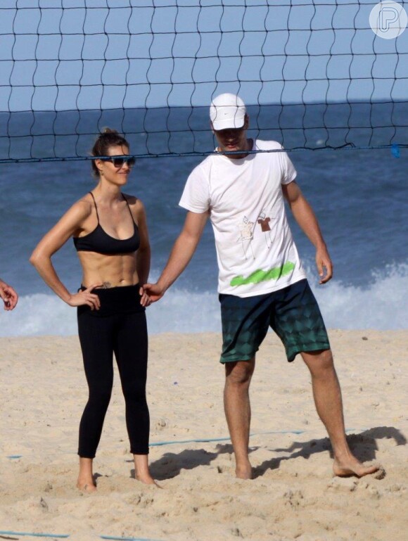 Fernanda Lima e Rodrigo Hilbert curtiram o dia de sol jogando vôlei na praia do Leblon, Zona Sul do Rio de Janeiro, neste sábado, 27 de julho de 2013