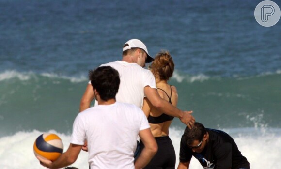 Fernanda Lima e Rodrigo Hilbert se abraçam em um dia de sol na praia do Leblon