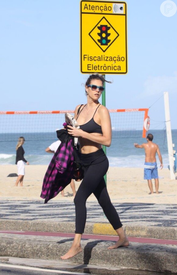 Fernanda Lima vai embora da praia do Leblon