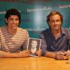 Reynaldo Gianecchini posa ao lado de Guilherme Fiuza, autor de sua biografia.