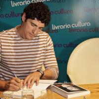 Reynaldo Gianecchini lança biografia em São Paulo com presença de fãs