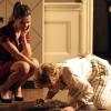 Tina (Ingrid Guimarães) joga terra no chão e obriga Bárbara (Giulia Gam) a limpar, em 'Sangue Bom'