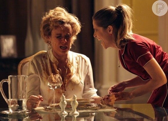 Tina (Ingrid Guimarães) joga macarrão com salsicha na cara de Bárbara (Giulia Gam), em 'Sangue Bom'