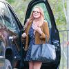 Lindsay Lohan entra no carro sorridente