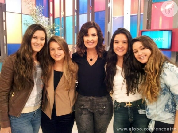 Fátima com as filhas Laura e Beatriz e duas amigas delas no palco do 'Encontro'