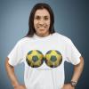 A jogadora de futebol Marta também usa camisa com bolas de futebol