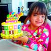 No dia de seu aniversário, comemorado em julho, Rafaella ganhou um bolo colorido da mãe