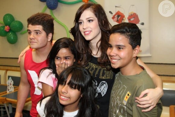 Sophia Abrahão posa abraçada com os fãs na estreia do musical 'Tudo Por um Pop Star', em São Paulo