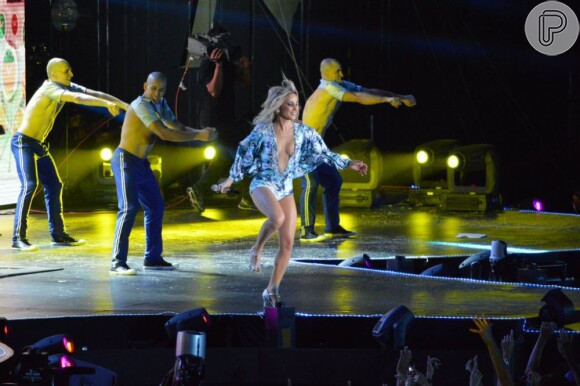 Claudia Leitte dança e mostra boa forma na gravação do seu DVD, em Recife