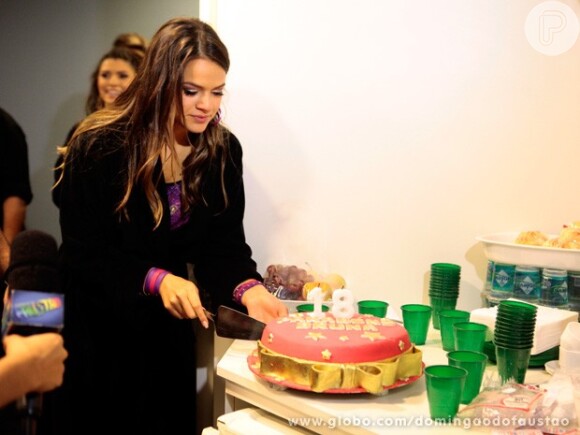 A produção do 'Domingão do Faustão' preparou um bolo de aniversário para Bruna Marquezine