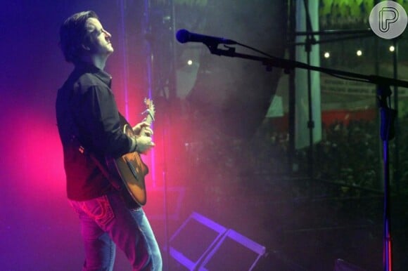 Victor durante show na Bahia, em junho de 2012
