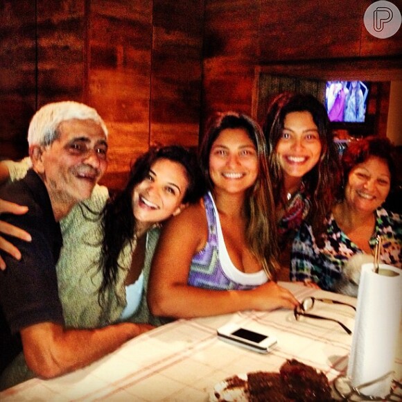 Juliana Paes reuniu a família para almoço de domingo na sua casa