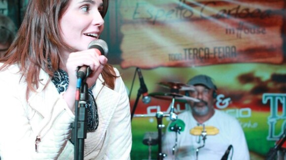 Deborah Secco, solteira, curte festa e canta em restaurante carioca