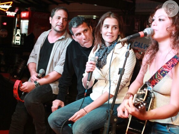 Deborah Secco canta no palco do restaurante Espetto Carioca, na Zona Oeste do Rio