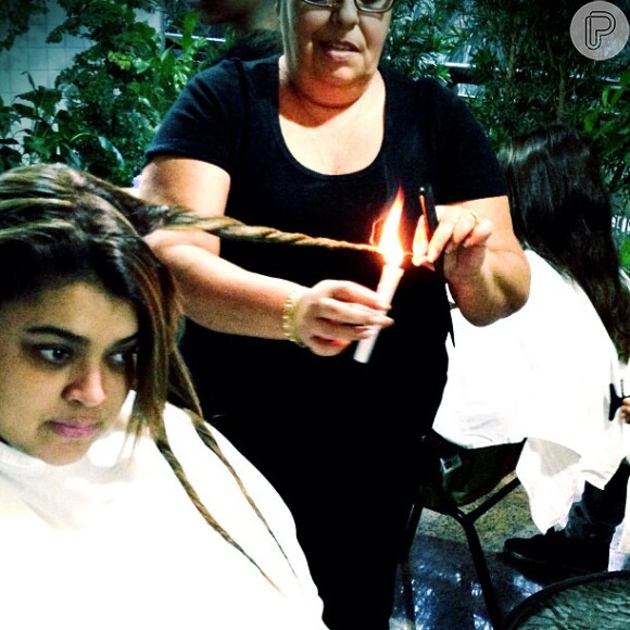 Preta Gil mostra que é vaidosa. O último tratamento de cabelo foi feito com uma vela e serve para cauterizar as pontas duplas. O método é indicado para cabelos finos e quebradiços