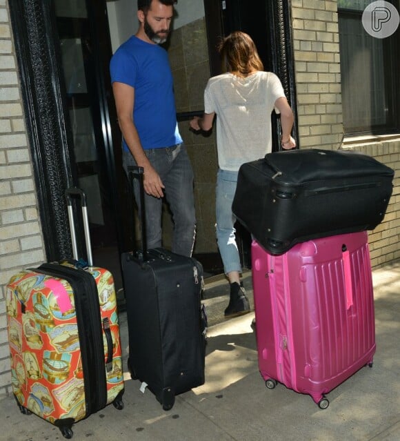 Aliana Lohan, irmã de Lindsay Lohan, leva os pertences da atriz para seu apartamento em Nova York