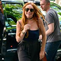 Lindsay Lohan vai ao cinema com a família e se muda para a casa da irmã em NY