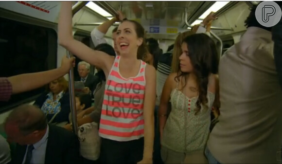 Frô (Marianna Armellini) imita Valéria Vasques (Rodrigo Sant'anna) no metrô em 'Guerra dos sexos', no capítulo de 12 de dezembro de 2012