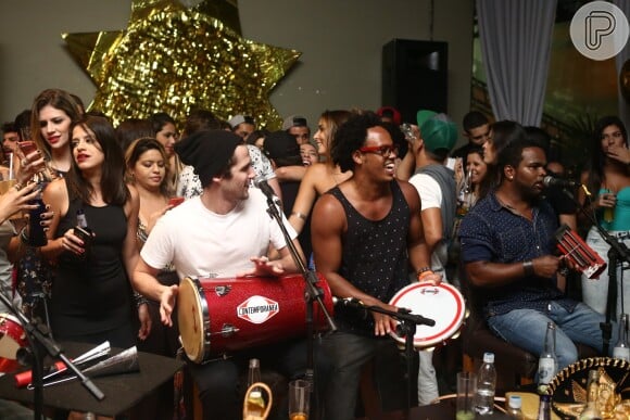 Gil Coelho se divertiu em show do grupo Pur'amizade, na noite deste domingo, 1º de novembro de 2015