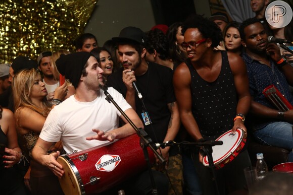Caio Castro soltou a voz enquanto Gil Coelho ficou na percussão durante show do grupo Pur'amizade