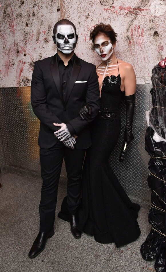 Jennifer Lopez e Casper Smart capricharam na produção para a festa de Halloween promovida por Heidi Klum