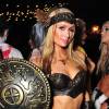 Paris Hilton virou uma guerreira sexy em uma festa de Halloween em Los Angeles