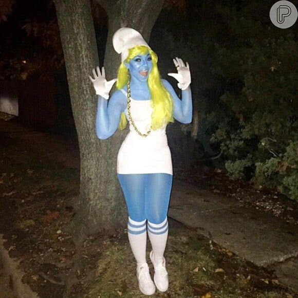 A cantora Ashanti se divertiu em festa de Halloween fantasiada de Smurfette