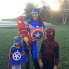 Kourtney Kardashian, vestida de Capitão América, posou com os três filhos, Mason, de 5 anos, Penelope, de 3, and Reign, de 10 meses, no Halloween