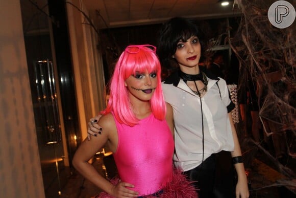 Giovanna Alancellotti e Giselle Batista, atrizes da novela 'A Regra do Jogo', curtiram a festa de Halloween em hotel de São Conrado, na Zona Sul do Rio de Janeiro
