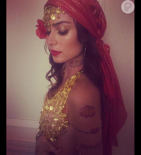Thaila Ayala publicou uma foto fantasiada de cigana em seu Instagram
